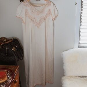 1970’s woman sleep wear